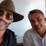Gusttavo Lima declara apoio a Flávio: o cantor, de chapéu e óculos escuros, ao lado de Flávio Bolsonaro no vídeo gravado na casa do artista