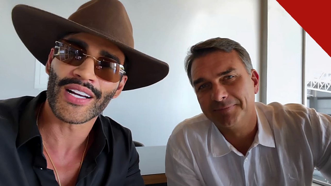 Gusttavo Lima declara apoio a Flávio: o cantor, de chapéu e óculos escuros, ao lado de Flávio Bolsonaro no vídeo gravado na casa do artista