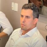Deputado Felipe Sertanejo sofre atentado: o parlamentar eleito, de camisa branca, em foto de arquivo ao lado de Flávio Bolsonaro