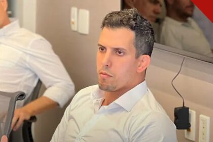 Deputado Felipe Sertanejo sofre atentado: o parlamentar eleito, de camisa branca, em foto de arquivo ao lado de Flávio Bolsonaro