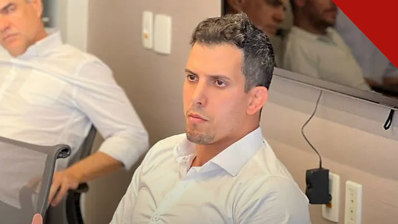 Deputado Felipe Sertanejo sofre atentado: o parlamentar eleito, de camisa branca, em foto de arquivo ao lado de Flávio Bolsonaro