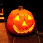 ex-psíquica alerta sobre o Halloween: abóbora esculpida e iluminada, símbolo tradicional da temporada de Halloween