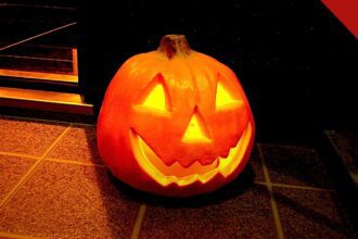ex-psíquica alerta sobre o Halloween: abóbora esculpida e iluminada, símbolo tradicional da temporada de Halloween