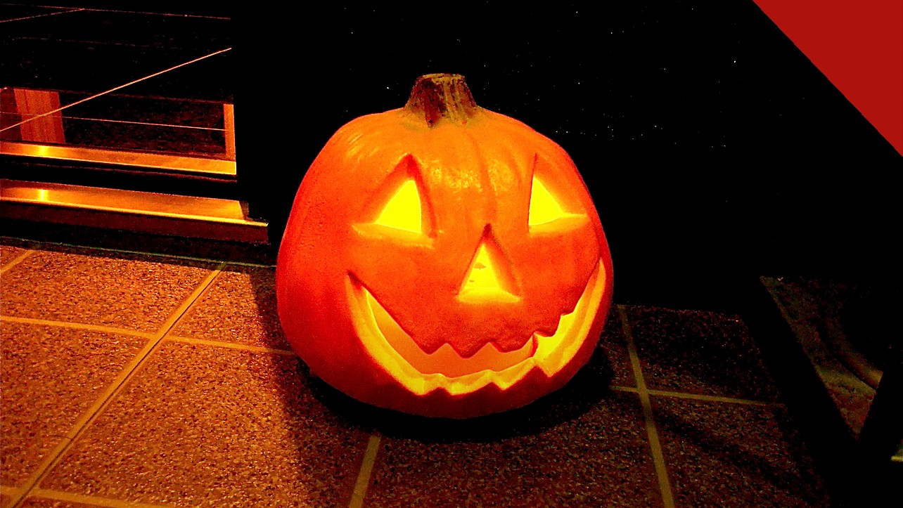 ex-psíquica alerta sobre o Halloween: abóbora esculpida e iluminada, símbolo tradicional da temporada de Halloween