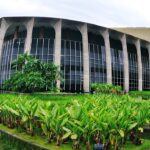Mauro Vieira conversa com Lavrov e Rubio: Palácio Itamaraty, sede do Ministério das Relações Exteriores do Brasil, em Brasília, com espelho de água e arcos brancos