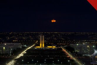 Cinara Wagner é cotada para o Ministério da Defesa: Esplanada dos Ministérios à noite, em Brasília, com os prédios dos ministérios iluminados ao longo do eixo monumental