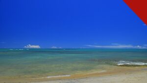 policial civil mata amigo em Arraial d'Ajuda, e a imagem mostra uma praia de Arraial d'Ajuda, em Porto Seguro, na Bahia, com mar calmo e faixa de areia, distrito onde o crime ocorreu em uma casa de temporada