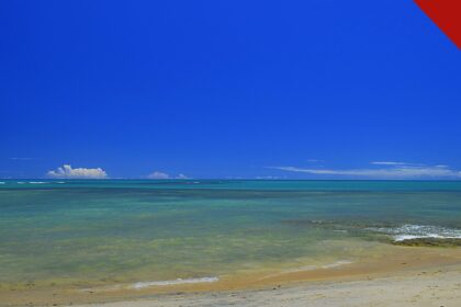 policial civil mata amigo em Arraial d'Ajuda, e a imagem mostra uma praia de Arraial d'Ajuda, em Porto Seguro, na Bahia, com mar calmo e faixa de areia, distrito onde o crime ocorreu em uma casa de temporada