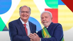 Flávio pede cassação da chapa Lula-Alckmin: Lula e Geraldo Alckmin lado a lado na cerimônia de posse, em foto da Presidência da República