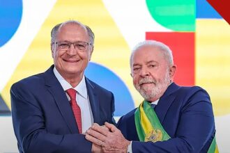Flávio pede cassação da chapa Lula-Alckmin: Lula e Geraldo Alckmin lado a lado na cerimônia de posse, em foto da Presidência da República