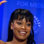 Keke Palmer vence o Emmy de programa curto, e a imagem mostra a atriz Keke Palmer sorrindo, de braços levantados, em evento de televisão, em foto de arquivo, premiada no Daytime Emmy Awards como produtora de Glam Through the Ages