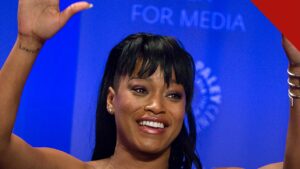 Keke Palmer vence o Emmy de programa curto, e a imagem mostra a atriz Keke Palmer sorrindo, de braços levantados, em evento de televisão, em foto de arquivo, premiada no Daytime Emmy Awards como produtora de Glam Through the Ages