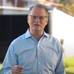 Adam Hamilton fala do nascimento virginal: o pastor e candidato ao Senado, de camisa azul e óculos, em vídeo de campanha no Kansas
