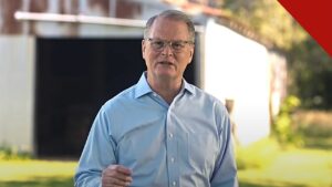 Adam Hamilton fala do nascimento virginal: o pastor e candidato ao Senado, de camisa azul e óculos, em vídeo de campanha no Kansas