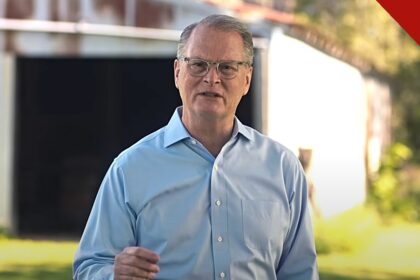 Adam Hamilton fala do nascimento virginal: o pastor e candidato ao Senado, de camisa azul e óculos, em vídeo de campanha no Kansas