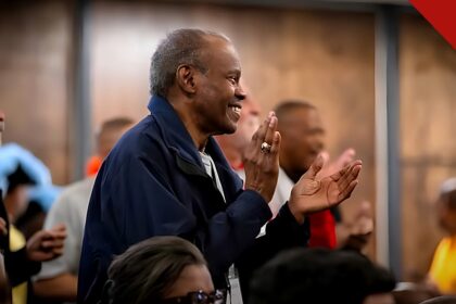 Conferência prepara homens católicos negros: participante aplaude durante o encontro nacional Fr. Chester P. Smith, em Birmingham, no Alabama