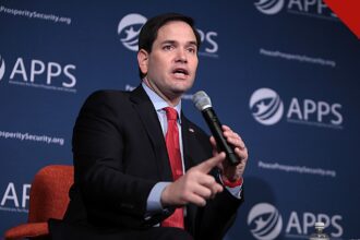 Marco Rubio nega facilitação a Flávio Bolsonaro: retrato do secretário de Estado dos Estados Unidos em evento público
