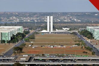 André Janones critica debate na esquerda: vista do Eixo Monumental e do Congresso Nacional, em Brasília