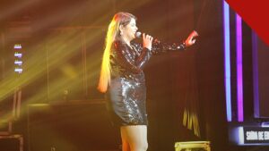 mãe de Marília Mendonça faz apelo aos fãs, e a imagem mostra a cantora Marília Mendonça em apresentação, em foto de arquivo, filha de Ruth Moreira, que pediu aos fãs que não compartilhem imagens do acidente e do velório