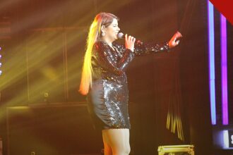 mãe de Marília Mendonça faz apelo aos fãs, e a imagem mostra a cantora Marília Mendonça em apresentação, em foto de arquivo, filha de Ruth Moreira, que pediu aos fãs que não compartilhem imagens do acidente e do velório