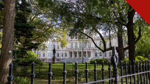 Trump aceita dar visto à mãe de Javits Frimpong, e a imagem mostra a prefeitura de Nova York, cidade governada por Zohran Mamdani, que anunciou o acordo com o presidente Donald Trump para a despedida do adolescente