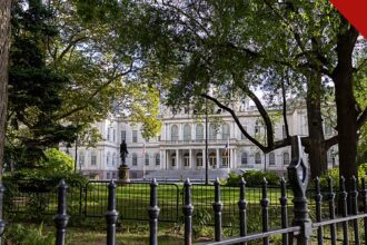 Trump aceita dar visto à mãe de Javits Frimpong, e a imagem mostra a prefeitura de Nova York, cidade governada por Zohran Mamdani, que anunciou o acordo com o presidente Donald Trump para a despedida do adolescente