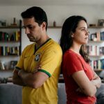 Política afeta casamentos cristãos no Brasil: casal de costas um para o outro, de braços cruzados, em imagem ilustrativa de divergência conjugal