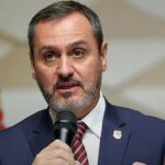 Andrei Rodrigues é investigado pelo MPF: diretor-geral da Polícia Federal discursa com microfone