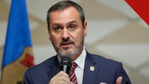 Andrei Rodrigues é investigado pelo MPF: diretor-geral da Polícia Federal discursa com microfone