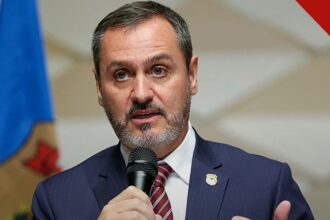 Andrei Rodrigues é investigado pelo MPF: diretor-geral da Polícia Federal discursa com microfone