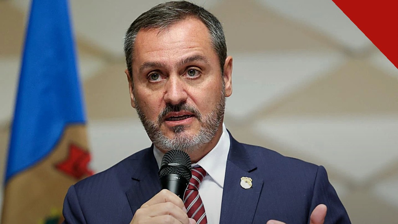 Andrei Rodrigues é investigado pelo MPF: diretor-geral da Polícia Federal discursa com microfone