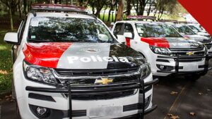 homem morre algemado por policiais em SP: viaturas da Polícia Militar de São Paulo enfileiradas