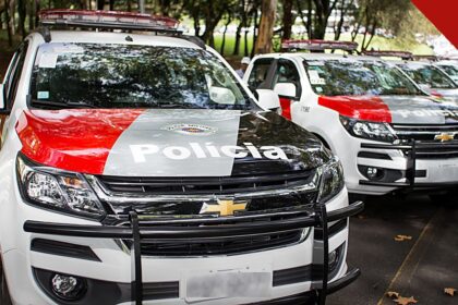 homem morre algemado por policiais em SP: viaturas da Polícia Militar de São Paulo enfileiradas