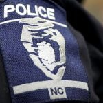 Distintivo da polícia de Charlotte; caso em que cinco policiais de Charlotte renunciam após mensagens racistas