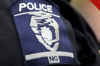 Distintivo da polícia de Charlotte; caso em que cinco policiais de Charlotte renunciam após mensagens racistas