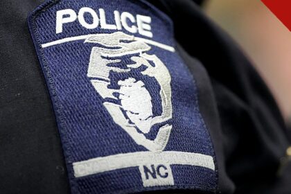 Distintivo da polícia de Charlotte; caso em que cinco policiais de Charlotte renunciam após mensagens racistas
