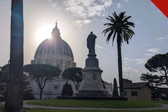 Estátua de São Pedro no Vaticano; Papa Leão XIV nomeia 24 teólogos para comissão teológica