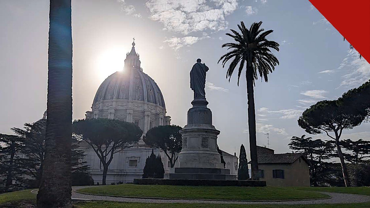 Estátua de São Pedro no Vaticano; Papa Leão XIV nomeia 24 teólogos para comissão teológica