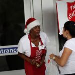 Voluntária do Exército da Salvação arrecadando doações, em debate sobre como a lei de tráfico humano ameaça igrejas e comunidades religiosas