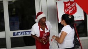Voluntária do Exército da Salvação arrecadando doações, em debate sobre como a lei de tráfico humano ameaça igrejas e comunidades religiosas