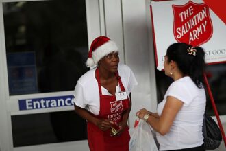 Voluntária do Exército da Salvação arrecadando doações, em debate sobre como a lei de tráfico humano ameaça igrejas e comunidades religiosas