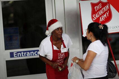 Voluntária do Exército da Salvação arrecadando doações, em debate sobre como a lei de tráfico humano ameaça igrejas e comunidades religiosas