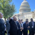 evangélicos hispânicos se voltam contra Trump: pastores pentecostais em oração diante do Capitólio, em Washington