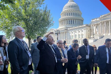 evangélicos hispânicos se voltam contra Trump: pastores pentecostais em oração diante do Capitólio, em Washington