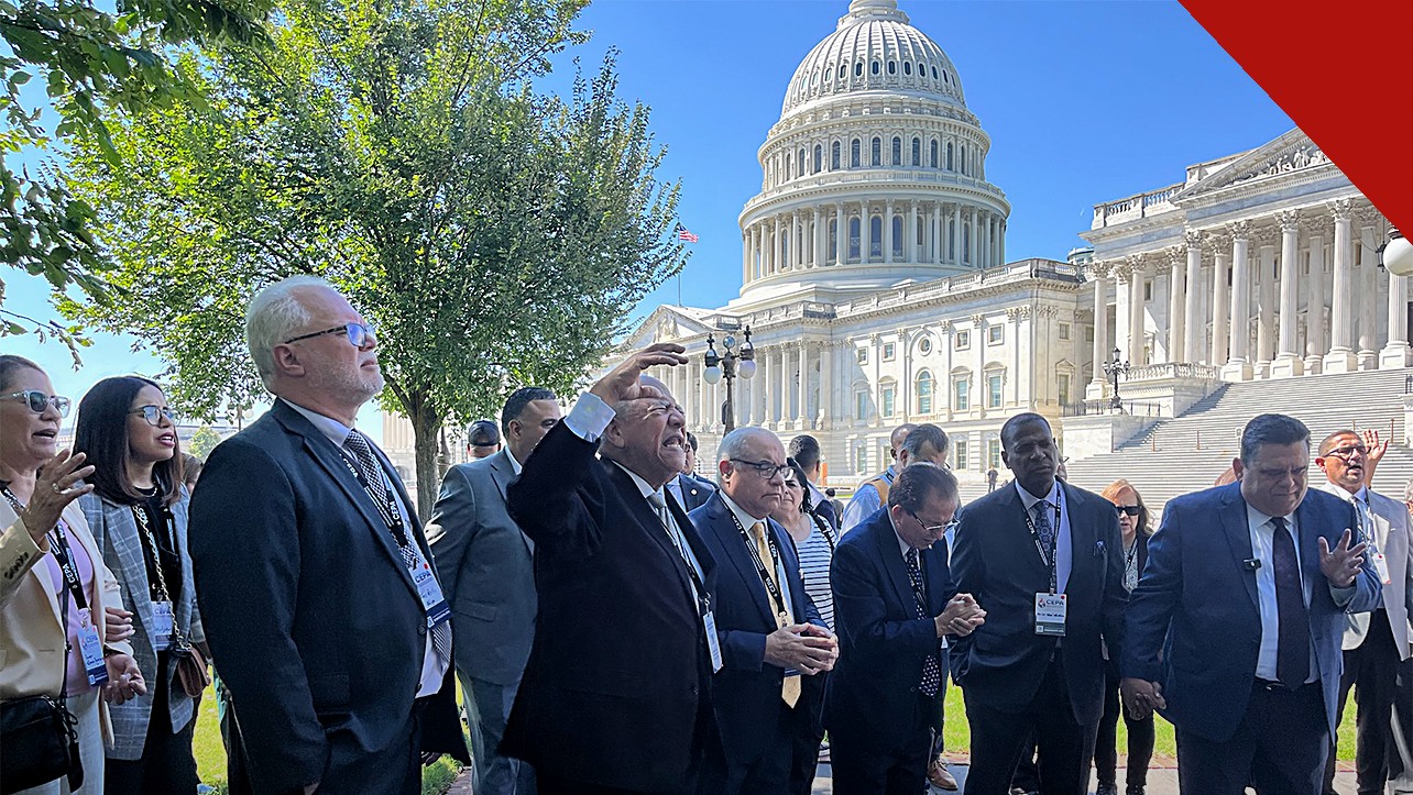 evangélicos hispânicos se voltam contra Trump: pastores pentecostais em oração diante do Capitólio, em Washington