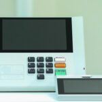 Cobertura ao vivo do segundo turno: urna eletrônica brasileira modelo UE2020 com o terminal do mesário