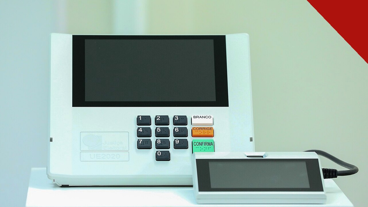 Cobertura ao vivo do segundo turno: urna eletrônica brasileira modelo UE2020 com o terminal do mesário