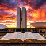 Congresso Nacional com Bíblia aberta em destaque ao entardecer, capa do Hugo Gospel