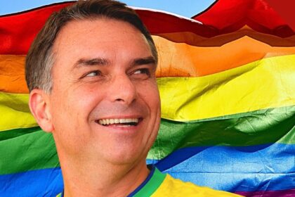 Flávio Bolsonaro busca apoio LGBTQIA+: o candidato do PL sorrindo com a camisa da seleção brasileira diante da bandeira do arco-íris, em montagem do portal a partir da arte da matéria