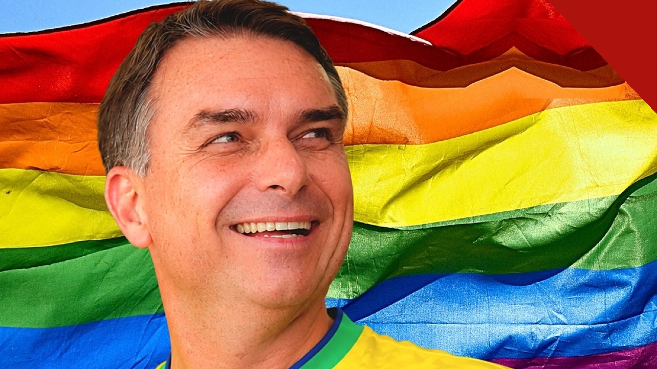 Flávio Bolsonaro busca apoio LGBTQIA+: o candidato do PL sorrindo com a camisa da seleção brasileira diante da bandeira do arco-íris, em montagem do portal a partir da arte da matéria